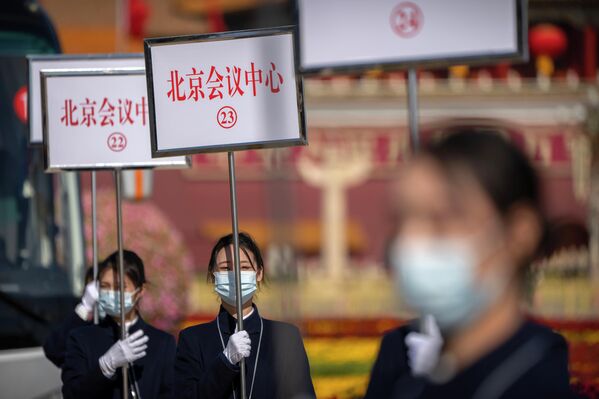開幕式後、看板を持って出席者を誘導するバスガイド（中国・北京、16日） - Sputnik 日本
