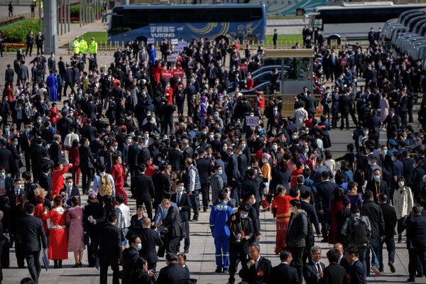 開幕式終了後、人民大会堂おの外に集まった代議員ら（中国・北京、16日） - Sputnik 日本