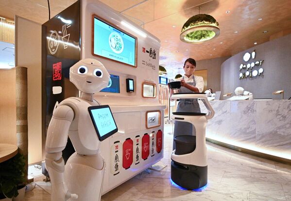 ソフトバンクロボティクス社開発の調理ロボット自販機（中央）と配膳ロボット「Servi」（右）（日本・東京都、18日） - Sputnik 日本