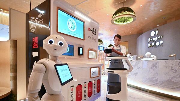 ソフトバンクロボティクス社開発の調理ロボット自販機（中央）と配膳ロボット「Servi」（右）（日本・東京都、18日） - Sputnik 日本