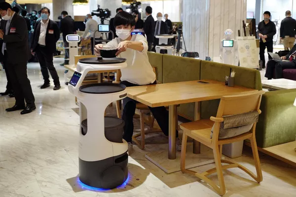デモンストレーションで客に料理を提供する配膳ロボット「Servi」(日本・東京都、18日) デモンストレーションで客に料理を提供する配膳ロボット「Servi」(日本・東京都、18日) - Sputnik 日本