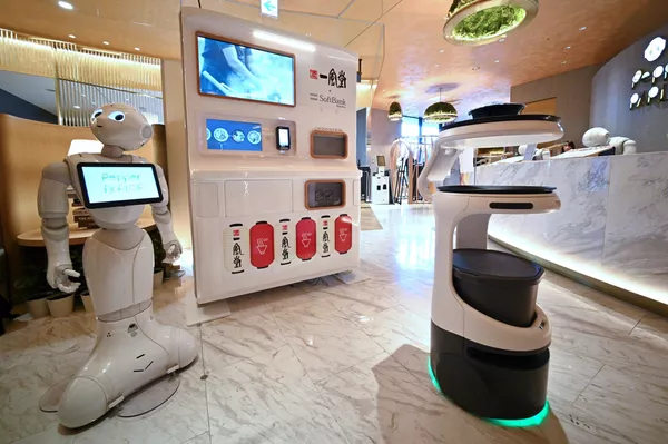 デモンストレーションで客に料理を提供する配膳ロボット「Servi」(日本・東京都、18日) デモンストレーションで客に料理を提供する配膳ロボット「Servi」(日本・東京都、18日) - Sputnik 日本