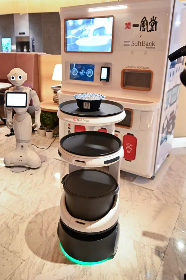 調理ロボット自販機が調理した料理のを提供する準備をする配膳ロボット「Servi」(日本・東京都、18日) 調理ロボット自販機が調理した料理のを提供する準備をする配膳ロボット「Servi」(日本・東京都、18日) - Sputnik 日本
