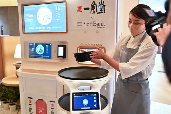 調理ロボット自販機が調理した料理のを提供する準備をする配膳ロボット「Servi」(日本・東京都、18日) 調理ロボット自販機が調理した料理のを提供する準備をする配膳ロボット「Servi」(日本・東京都、18日) - Sputnik 日本