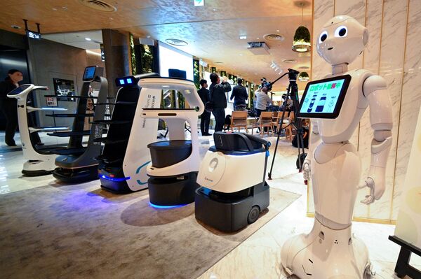 デモンストレーションで展示された各種ロボットと人型接客ロボット「Pepper（ペッパー）」（右）（日本・東京都、18日） - Sputnik 日本