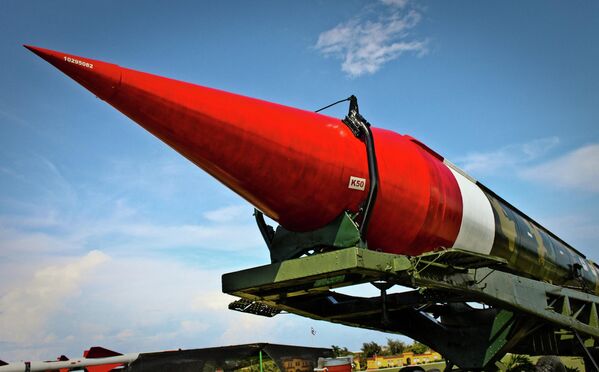 ハバナ・モロ要塞に展示されている、キューバ危機でキューバに配備されたソ連の中距離弾道ミサイル「R12」（2012年10月11日） - Sputnik 日本
