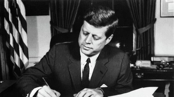 ワシントンDCのホワイトハウスでキューバ海上封鎖の発効を命じる宣言に署名するジョン・F・ケネディ大統領（1962年10月23日） - Sputnik 日本