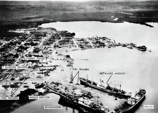 ソ米の合意に基づき、ハバナ西部・マリエルの軍港でキューバから撤去されるミサイルの積み込みを待つ3隻のソ連船（1962年11月10日） - Sputnik 日本