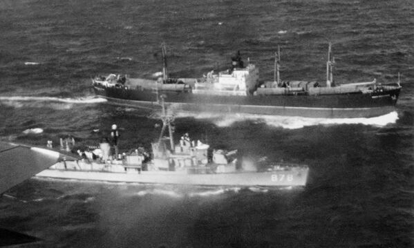 貨物を確認するため、キューバから来たソ連の貨物船を止める米国の駆逐艦（1962年11月12日） - Sputnik 日本