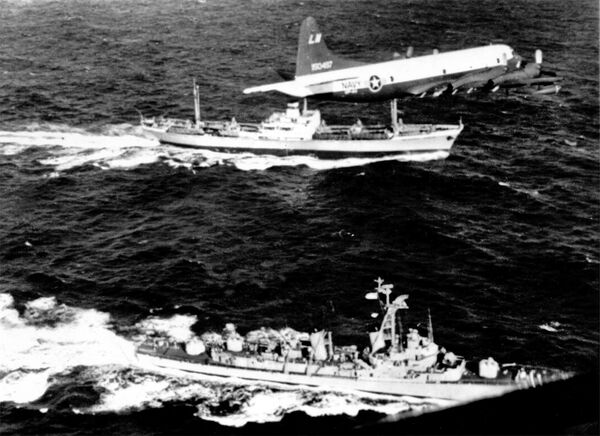 大西洋でソ連の貨物船「アノソフ」に接舷して貨物検査する米駆逐艦「バリー」と上空を飛行する哨戒機（1962年11月10日） - Sputnik 日本