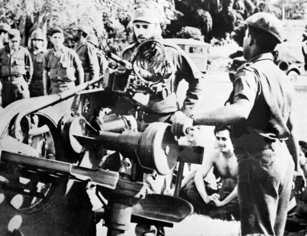 軍事基地内で武器を点検するキューバの指導者フィデル・カストロ（中央）（1962年11月2日） - Sputnik 日本