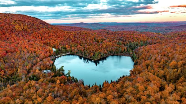 紅葉に囲まれるベイカー池（カナダ・ケベック州イーストボルトン、8日） - Sputnik 日本