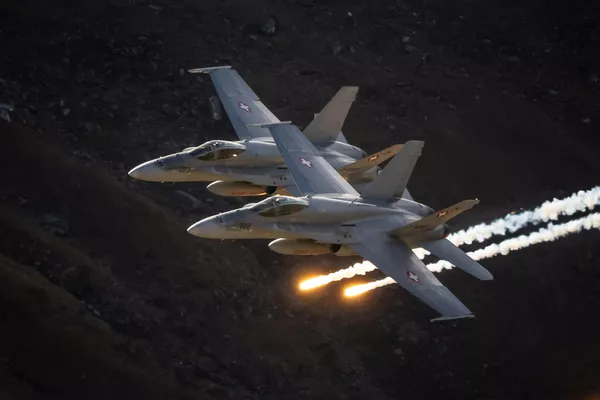 スイス軍航空隊の航空ショー「アクサルプ2022」でパフォーマンスを披露する2機のF/A-18戦闘攻撃機(スイス・ベルナー・オーバーラント、19日) スイス軍航空隊の航空ショー「アクサルプ2022」でパフォーマンスを披露する2機のF/A-18戦闘攻撃機(スイス・ベルナー・オーバーラント、19日) - Sputnik 日本
