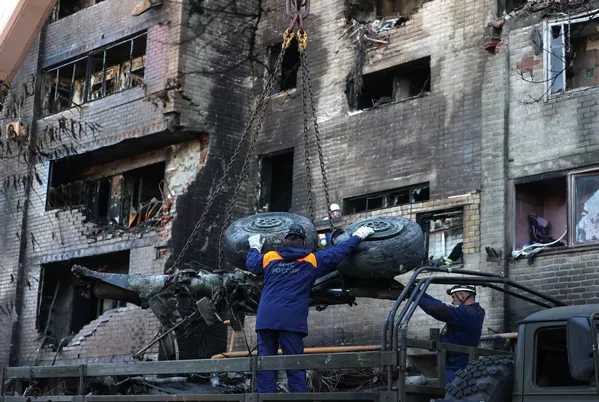 住宅に墜落した超音速戦闘爆撃機 Su-34の残骸を車両に積むロシア非常事態省の職員ら(ロシア・エイスク、18日) 住宅に墜落した超音速戦闘爆撃機 Su-34の残骸を車両に積むロシア非常事態省の職員ら(ロシア・エイスク、18日) - Sputnik 日本