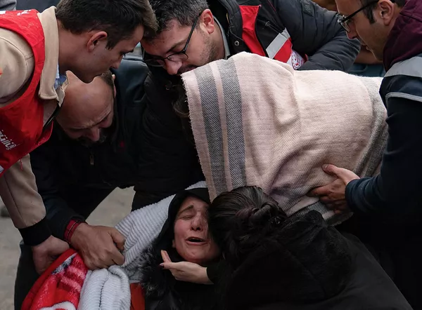 炭鉱で発生した爆発事故の後、炭鉱の外で待つ女性(トルコ・アマスラ、15日) 炭鉱で発生した爆発事故の後、炭鉱の外で待つ女性(トルコ・アマスラ、15日) - Sputnik 日本