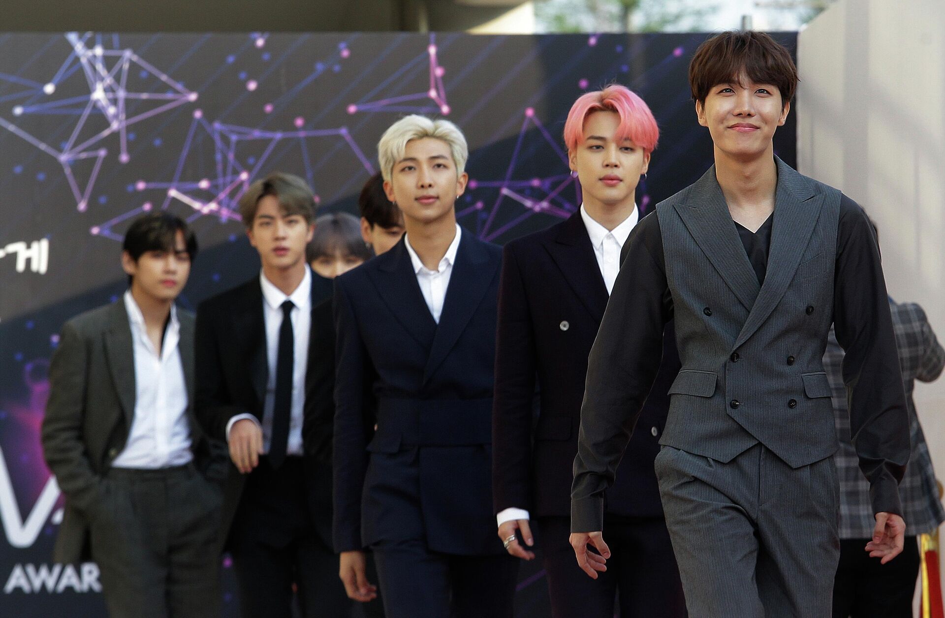 Южнокорейская группа BTS на церемонии вручения премии Fact Music Awards в Инчхон  - Sputnik 日本, 1920, 22.10.2022
