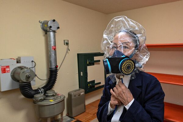 織部精機製作所のモデルハウスに設置された地下核シェルターで緊急避難用マスクを装着する同社取締役の織部信子さん（兵庫県神戸市、15日） - Sputnik 日本