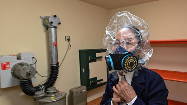 織部清輝製作所のモデルハウスに設置された地下核シェルターで緊急避難用マスクを装着する同社取締役の織部信子さん（兵庫県神戸市、15日） - Sputnik 日本