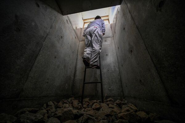地下核シェルターから外部へ通じる非常口のはしごを上る従業員（兵庫県神戸市、15日） - Sputnik 日本