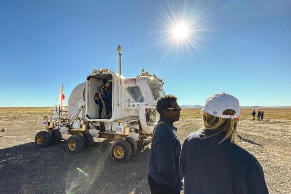 NASAの砂漠研究技術研究 （D-RATS）チームのメンバー（米アリゾナ州・フラッグスタッフ近郊、24日） - Sputnik 日本