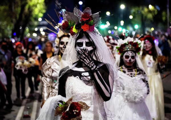 キリスト教の記念日「死者の日」を記念したパレードに参加する人々（メキシコ・メキシコシティ、23日） - Sputnik 日本