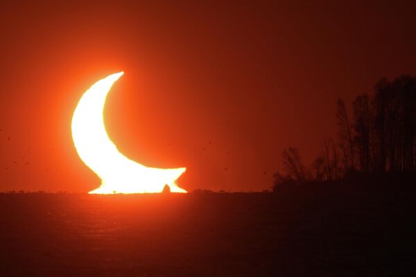 地平線に沈む部分日食（ロシア・ノヴォシビルスク、25日） - Sputnik 日本