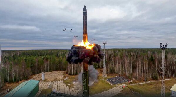 核攻撃演習の一環で、プレセツク宇宙基地から発射された大陸間弾道ミサイル「ヤルス」（ロシア・アルハンゲリスク州、26日） - Sputnik 日本
