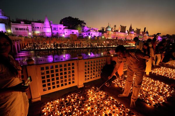 ヒンドゥー教の光の祭典「ディーワーリー」でランプに火を灯す人々（インド・アヨーディヤー、23日） - Sputnik 日本