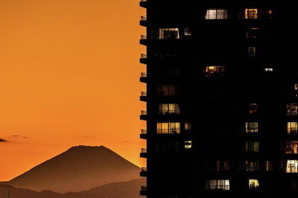 住宅街の向こうに見える富士山（日本・東京都、26日） - Sputnik 日本