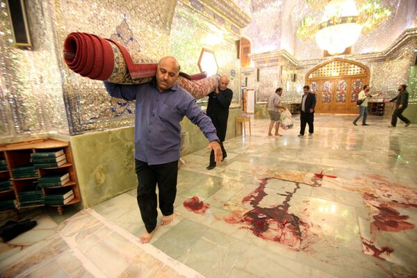 シャー・チェラーグ廟で起きた武装襲撃事件の後、現場を片付ける人々（イラン・シーラーズ、26日） - Sputnik 日本