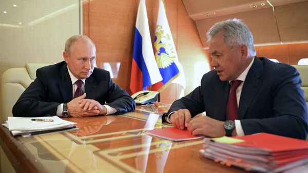 プーチン大統領（左）とショイグ国防相【アーカイブ写真】 - Sputnik 日本