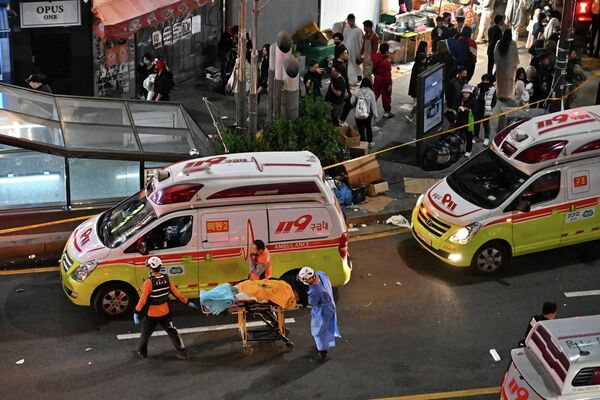 犠牲者とみられる人を搬送する救急隊員 - Sputnik 日本
