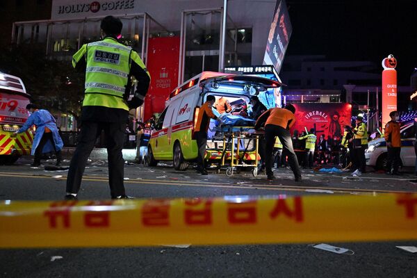 事故現場で負傷者の救助に当たる救急隊員 - Sputnik 日本