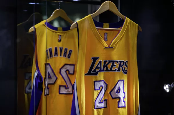 コービー・ブライアント氏がNBA最後の開幕戦（2015-2016シーズン）で着用したユニフォーム。2022年9月6日、ニューヨークで行われたサザビーズで展示された - Sputnik 日本
