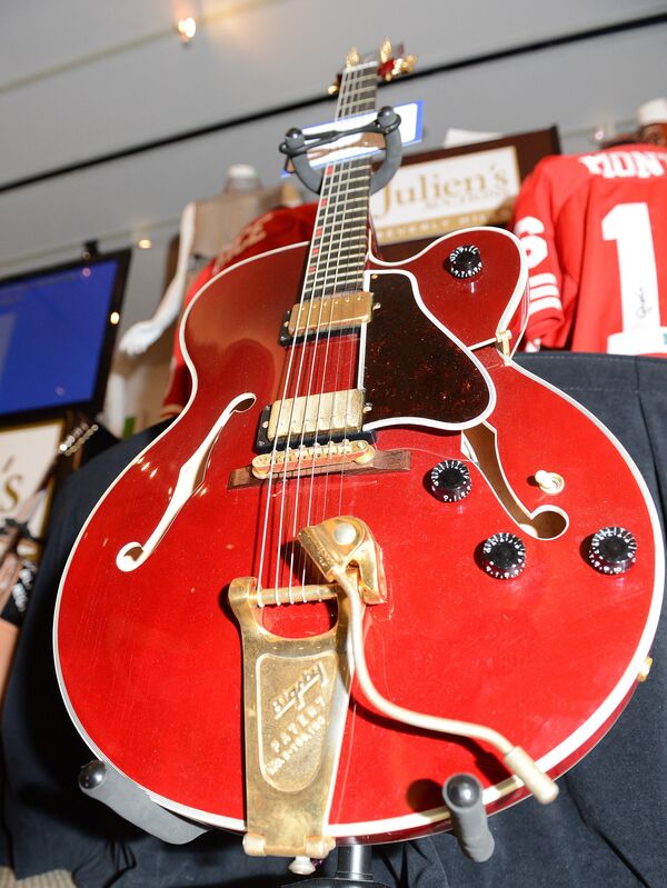 2012年6月23日、カリフォルニア州ビバリーヒルズで行われたジュリアンズ・オークションに出品されたボウイ氏のギター。推定価格は2万～4万ドル - Sputnik 日本