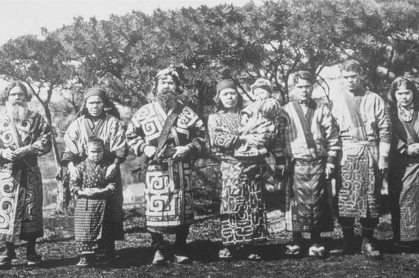 作品の舞台となっている頃のアイヌの人々（1904）。日本では2019年のアイヌ民族支援法で、アイヌは「先住民族」と明文化されている。 - Sputnik 日本