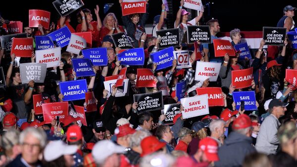 アーノルド・パーマー・リージョナル空港で行われた集会「米国を救え」で、演説に来たトランプ前大統領に向けてスローガンを掲げる支持者ら（米ペンシルベニア州・ラトローブ、5日） - Sputnik 日本
