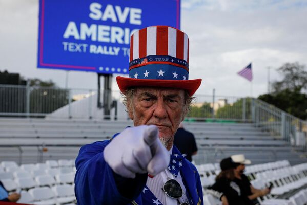 集会「米国を救え（セーブ・アメリカ）」にコスプレ姿で出席した男性（米フロリダ州・マイアミ、6日） - Sputnik 日本