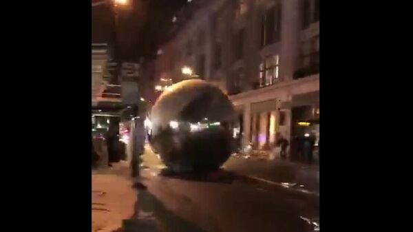 巨大な球体が街中を転がる　原因は強風　英 - Sputnik 日本