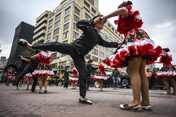 コロンビアとベネズエラの伝統舞踊「ジョロポ」のユネスコ無形文化遺産登録を記念した発表会で踊るダンサーたち（コロンビア・ボゴタ、6日）。 - Sputnik 日本