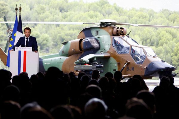 海軍基地に停泊中のディクスミュード（強襲揚陸艦）で演説し、新たな軍事計画法（2024～2030年）を発表するフランスのマクロン大統領（フランス・トゥーロン、9日） - Sputnik 日本
