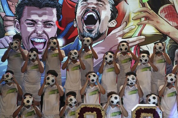 FIFAワールドカップにむけたサッカーイラン代表の新ユニフォームお披露目式でパフォーマンスをする若者たち（イラン・テヘラン、8日） - Sputnik 日本