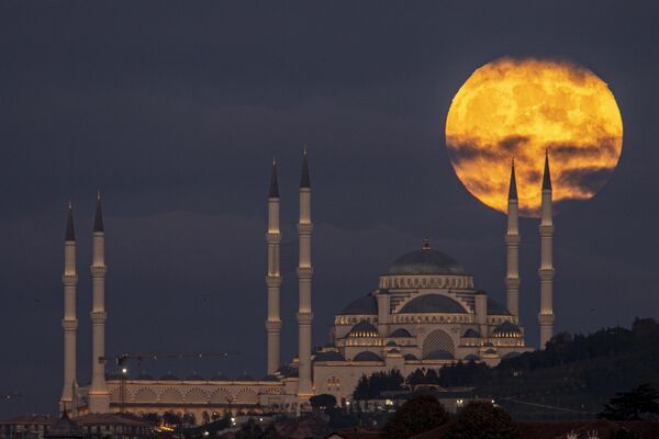 カムリカ・モスクの背後に昇る満月（トルコ・イスタンブール、8日） - Sputnik 日本