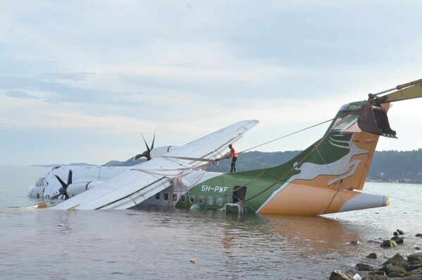 ヴィクトリア湖に墜落した民間旅客機の引き揚げ作業にあたる作業員ら（タンザニア・6日） - Sputnik 日本