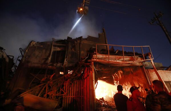 火災が発生したビルで作業する消防隊員たち（イラク・バグダッド、6日） - Sputnik 日本