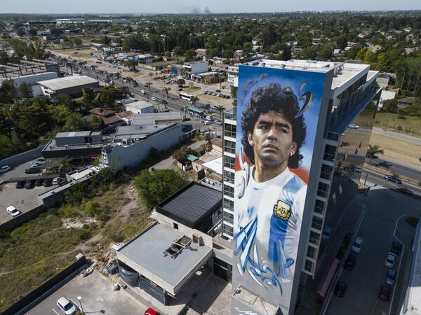 建物の壁に描かれた伝説的サッカー選手、故ディエゴ・マラドーナの壁画（アルゼンチン・ブエノスアイレス郊外、8日） - Sputnik 日本