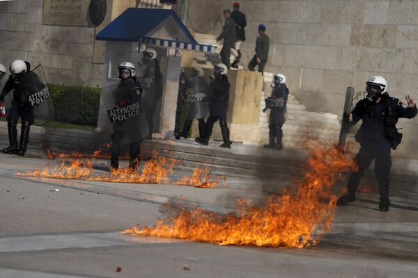 物価高騰に抗議するデモ隊が議会へ投げた火炎瓶（ギリシャ・アテネ、9日） - Sputnik 日本