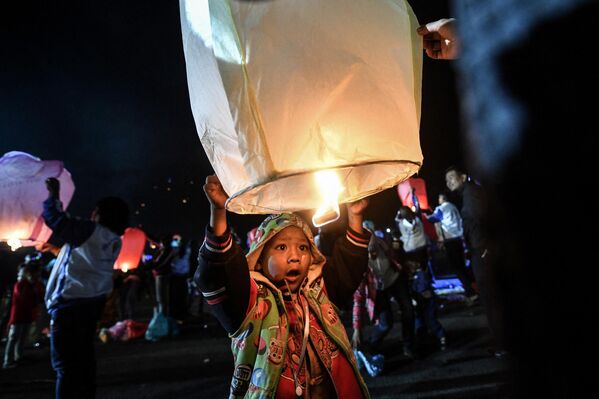 満月の日に行われるバルーンフェスティバル「タザウンダイン祭り」で、天灯を飛ばす少年（ミャンマー・マンダレー、6日） - Sputnik 日本