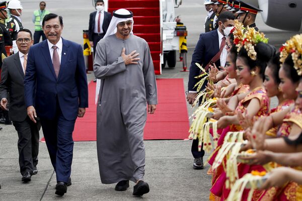 G20サミット出席のためングラ・ライ国際空港に到着したアラブ首長国連邦のムハンマド・ビン・ザーイド・アール・ナヒヤーン大統領（右）と並んで歩くルフット・パンジャイタン海事・投資調整相（左）（14日） - Sputnik 日本