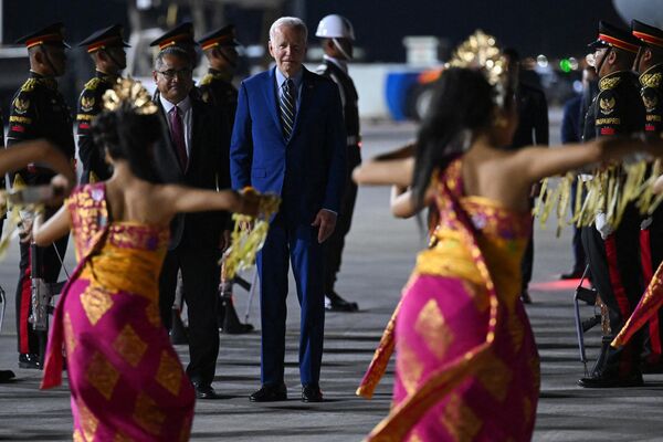 G20サミット出席のためングラ・ライ国際空港に到着した米国のジョー・バイデン大統領（13日） - Sputnik 日本